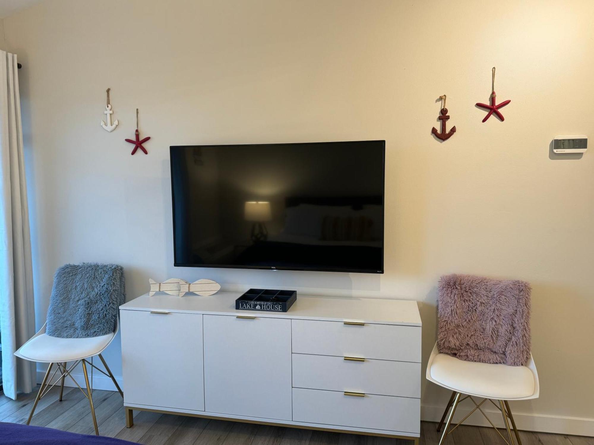 Newly Remodeled Mid-Century Modern Lake Condo เลคเจนีวา ภายนอก รูปภาพ